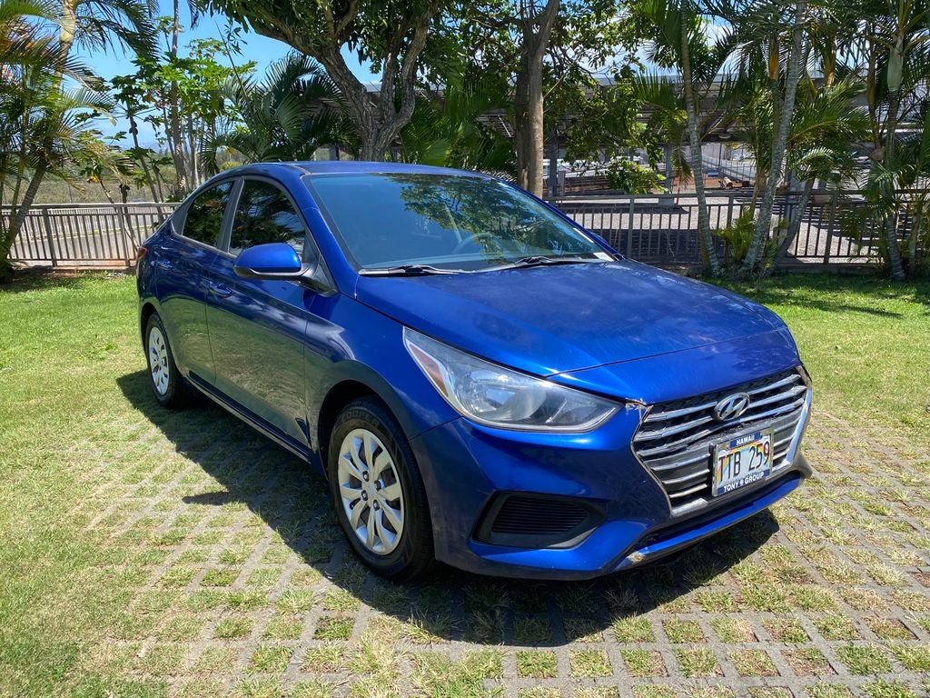 2019 Hyundai Accent SE in Admiral Blue Pearl — front three-quarter view